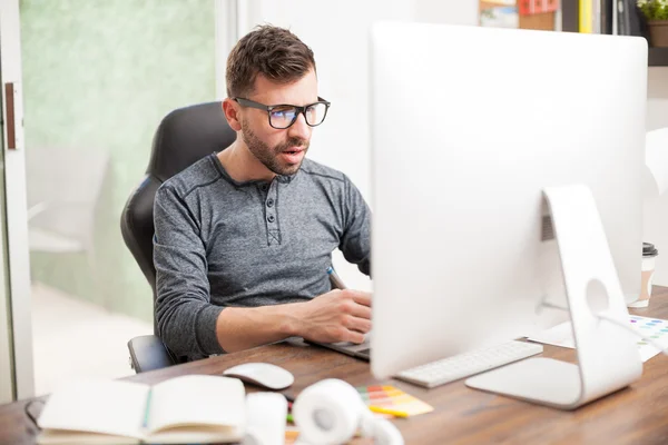 Mann mit Brille am Arbeitsplatz — Stockfoto