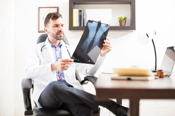 Ortopedista sentado em um escritório — Fotografia de Stock