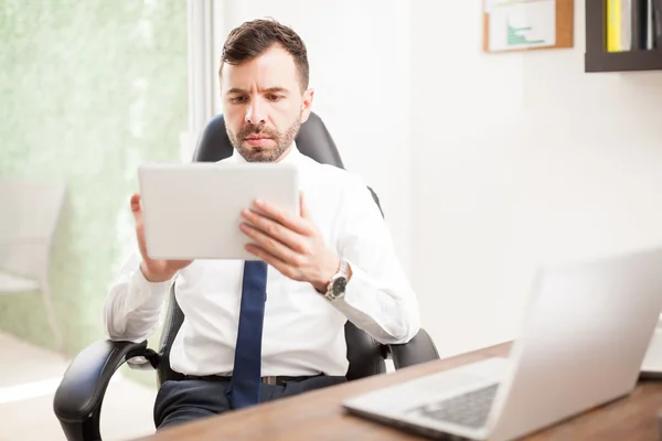 Zakenman met behulp van een tablet — Stockfoto