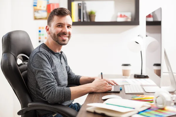 Hombre haciendo algún trabajo de diseño — Foto de Stock