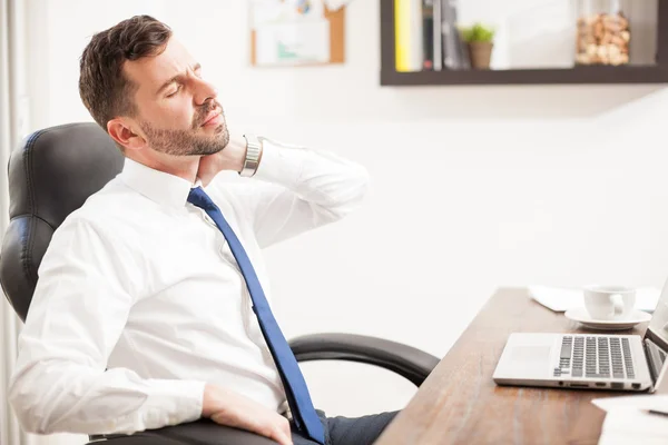 Hombre de negocios que trata con dolor de cuello — Foto de Stock