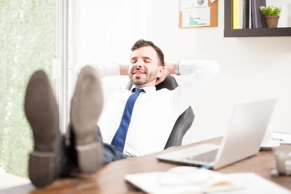 Empresário com os pés para cima — Fotografia de Stock