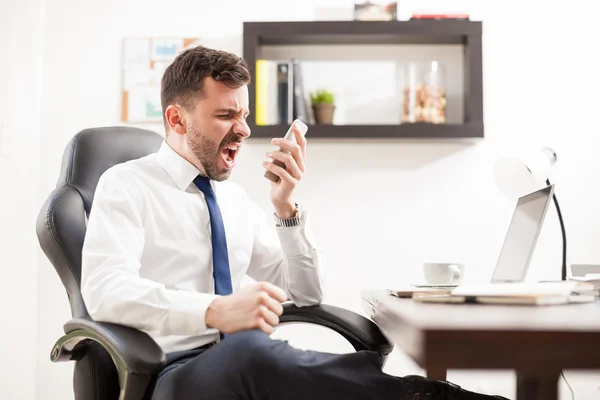 Hombre de negocios furioso gritando a un teléfono — Foto de Stock