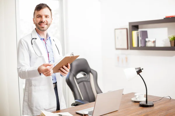 Medico benvenuto al suo paziente — Foto Stock