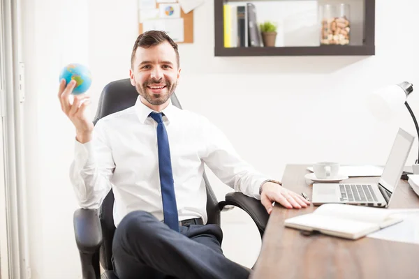 Hombre de negocios sosteniendo un pequeño globo —  Fotos de Stock