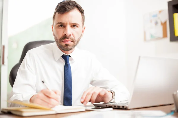 Accountant using his smartphone — Stock Photo, Image