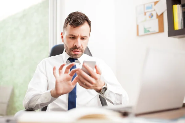 Young man reading email — Stock Photo, Image