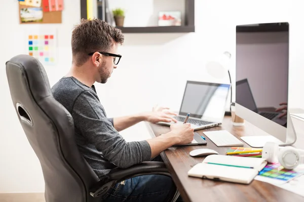 Homme avec lunettes sur le travail — Photo