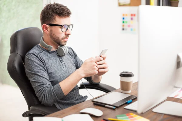 Mann macht Pause von der Arbeit — Stockfoto