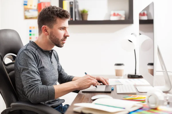 Ontwerper met behulp van een pen tablet — Stockfoto