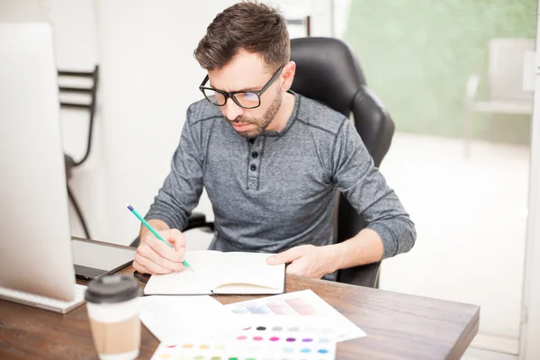 Homme dessinant un croquis — Photo