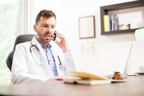 Il dottore sta parlando al telefono — Foto Stock