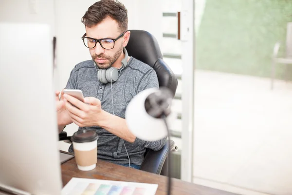 Homme assis dans un bureau — Photo