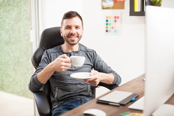 Ontwerper genieten van een kopje koffie — Stockfoto