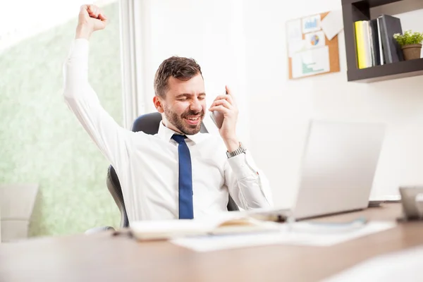 Zakenman, het verhogen van zijn arm — Stockfoto