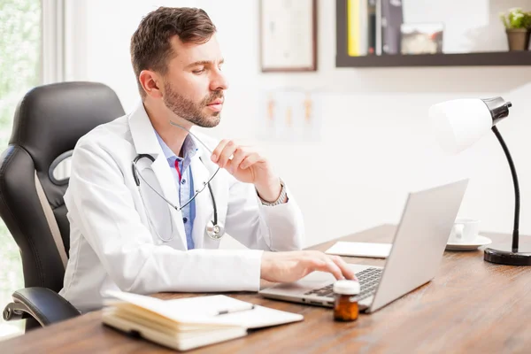 Médico colocando de seus óculos para ler — Fotografia de Stock