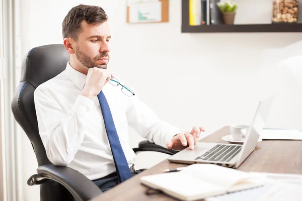 Hombre con barba trabajando en un portátil — Foto de Stock