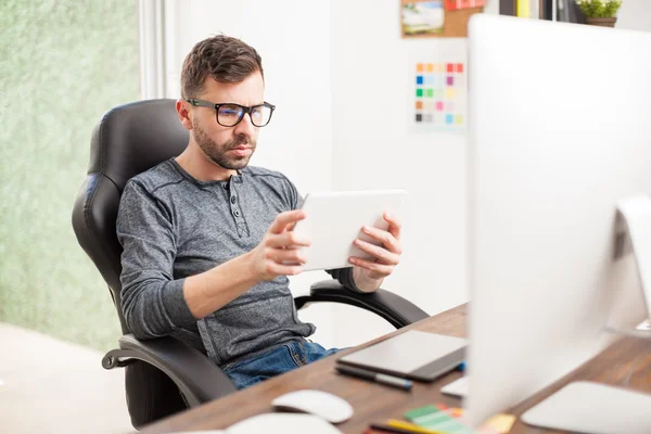 Ontwerper met behulp van technologie — Stockfoto