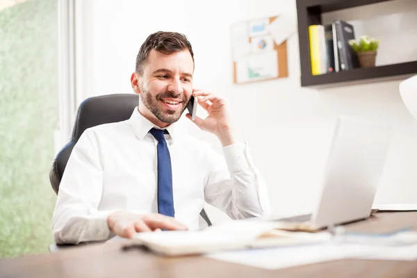 Homme avec une barbe parler à un client — Photo