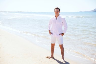 adam plaj kıyısında ayakta