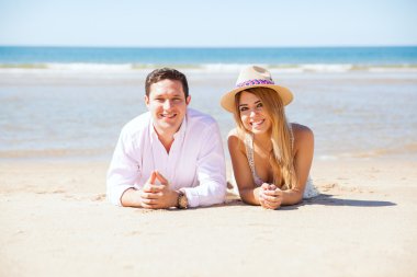  Çift kumun üzerinde yalan 