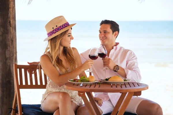 Pareja haciendo un brindis —  Fotos de Stock