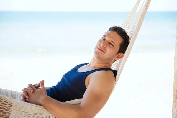 Hombre disfrutando de sus vacaciones en la playa — Foto de Stock