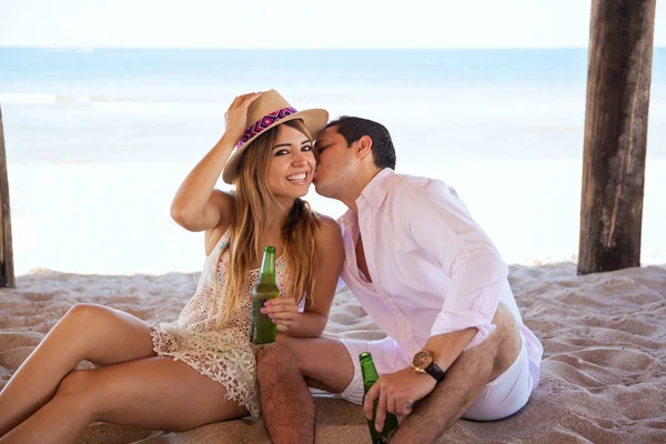 Uomo dando un bacio sulla guancia — Foto Stock