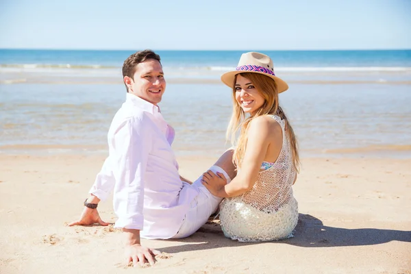 Sposi godendo la spiaggia — Foto Stock