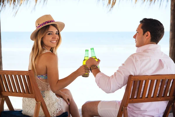 Mulher desfrutando de uma garrafa de cerveja — Fotografia de Stock