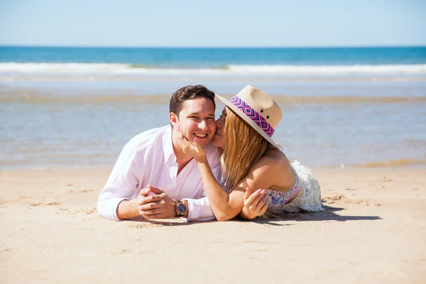 Esposa dando hombre un beso —  Fotos de Stock