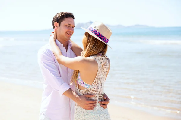 Pareja joven abrazando — Foto de Stock