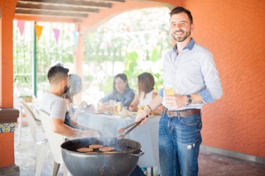 bir barbekü de erkek pişirme hamburger