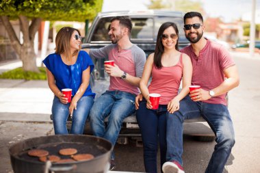 Eğlenceli bir Barbekü partisi çiftler