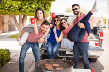 Gruba tailgating ve hamburger ızgara