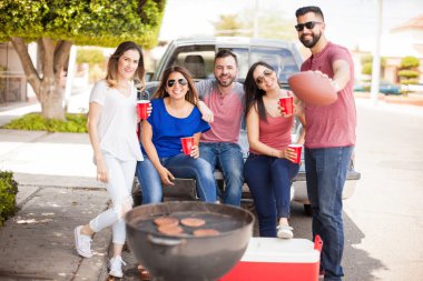 Bir maçta tailgating ve içme futbol taraftarları