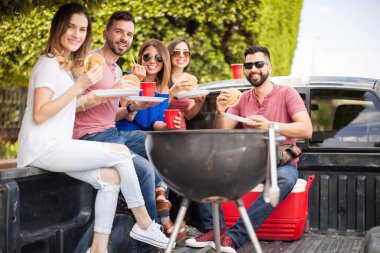 Eğlenceli sahip ve açık havada hamburger yemek