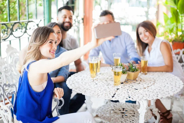 Grupo de amigos tomando una selfie — Foto de Stock