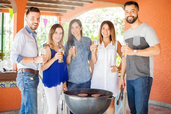 Grupo de amigos bebendo cerveja em um churrasco — Fotografia de Stock