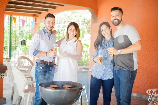 Coppie appendere fuori al barbecue — Foto Stock