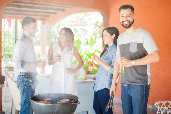 Hamburguesas de cocina masculina para amigos —  Fotos de Stock