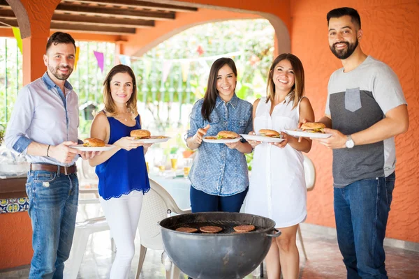 Groupe emberek egy barbecue — Stock Fotó