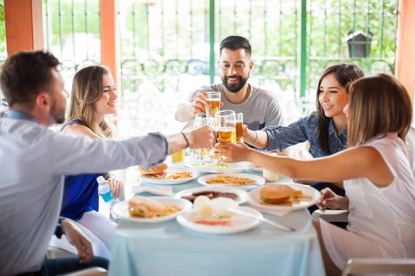 Cinco amigos haciendo tostadas en una barbacoa —  Fotos de Stock