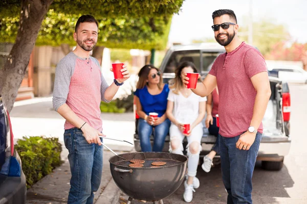 Amis masculins buvant de la bière dans un barbecue — Photo