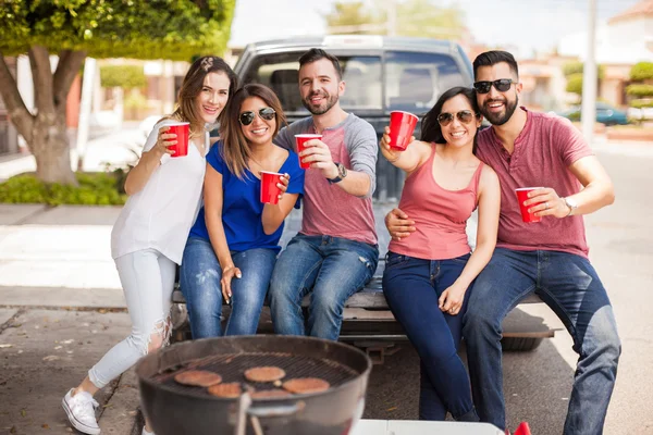 Ομάδα φίλων tailgating και ψήσιμο στη σχάρα μπιφτέκια — Φωτογραφία Αρχείου