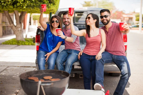Přátelé pití a zábava venku — Stock fotografie
