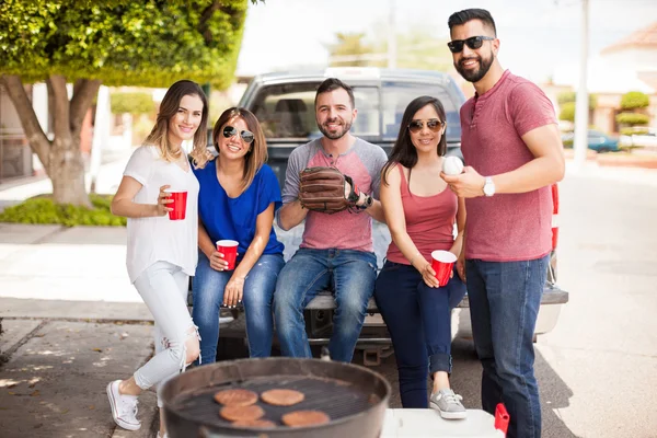 Amis traînant à un match de baseball — Photo