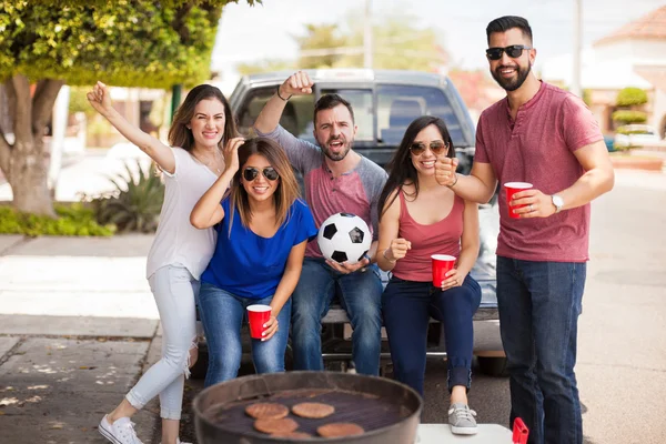 Equipo de fútbol asar hamburguesas en el juego — Foto de Stock