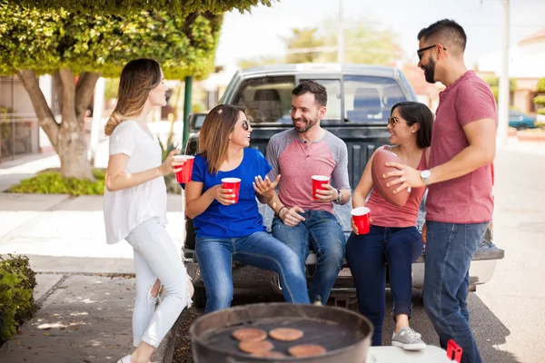 Bir Barbekü futbol hakkında konuşan arkadaşlar — Stok fotoğraf