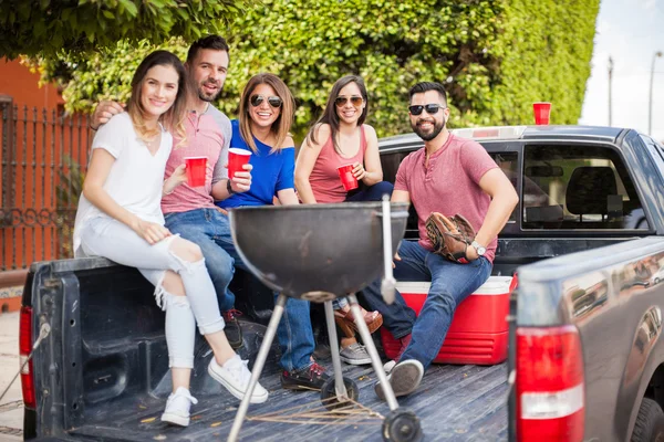 Vänner umgås på baksidan av en pick up truck — Stockfoto